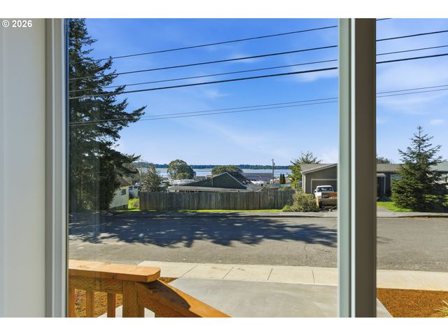 559 S WALL St, Coos Bay, OR 97420