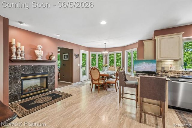 2260 Moorland's View, Howell, MI 48855