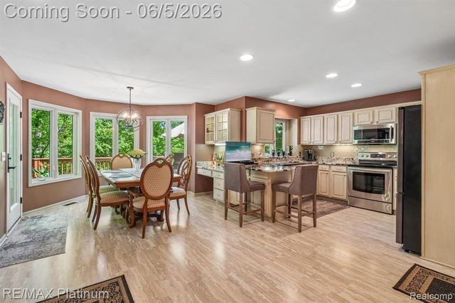 2260 Moorland's View, Howell, MI 48855