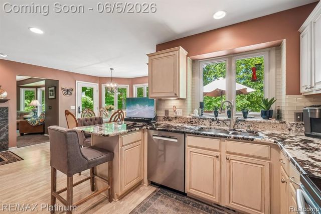 2260 Moorland's View, Howell, MI 48855