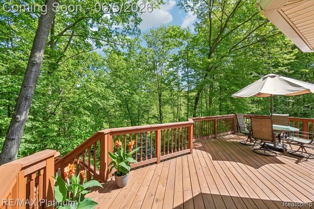 2260 Moorland's View, Howell, MI 48855
