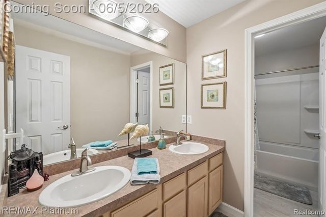 2260 Moorland's View, Howell, MI 48855