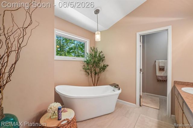 2260 Moorland's View, Howell, MI 48855
