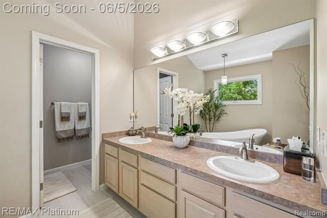 2260 Moorland's View, Howell, MI 48855