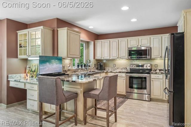 2260 Moorland's View, Howell, MI 48855