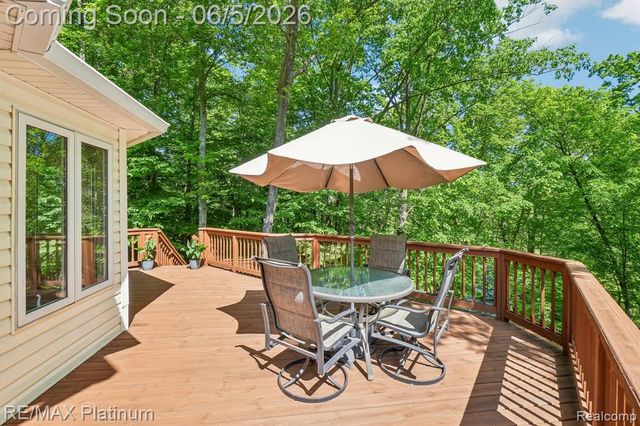 2260 Moorland's View, Howell, MI 48855