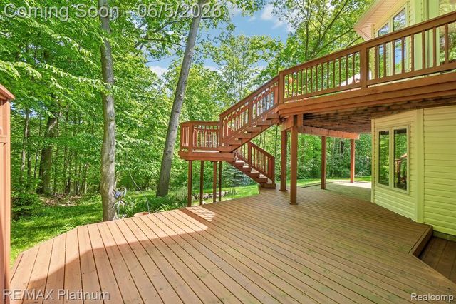 2260 Moorland's View, Howell, MI 48855