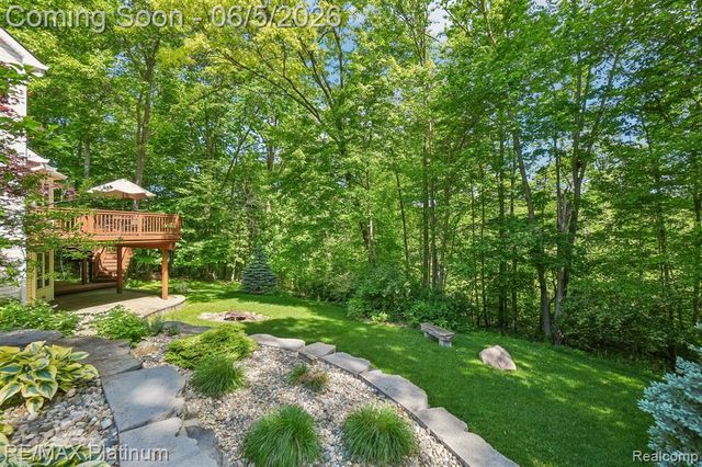 2260 Moorland's View, Howell, MI 48855