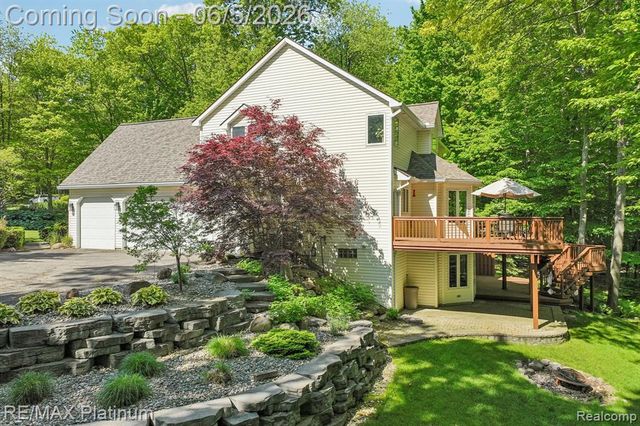 2260 Moorland's View, Howell, MI 48855
