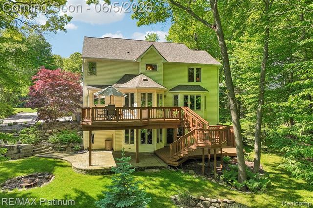 2260 Moorland's View, Howell, MI 48855
