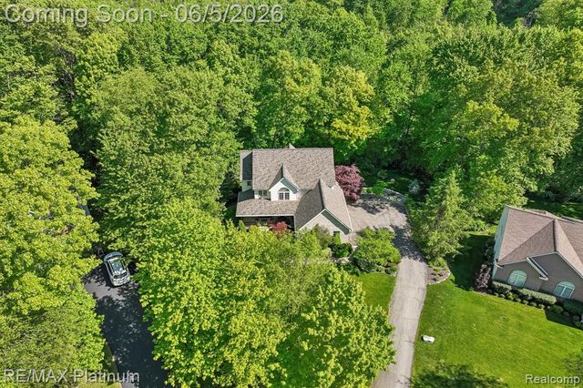 2260 Moorland's View, Howell, MI 48855