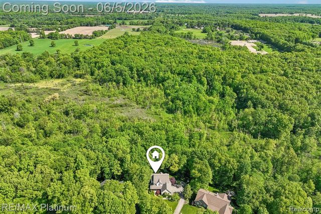 2260 Moorland's View, Howell, MI 48855