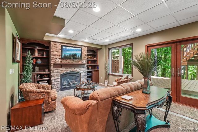 2260 Moorland's View, Howell, MI 48855
