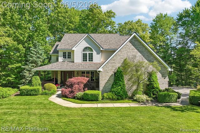 2260 Moorland's View, Howell, MI 48855