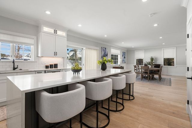 2 Lincoln Ct, Medfield, MA 02052