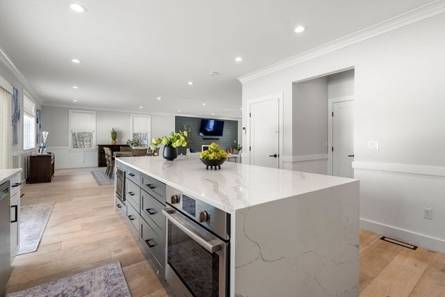 2 Lincoln Ct, Medfield, MA 02052