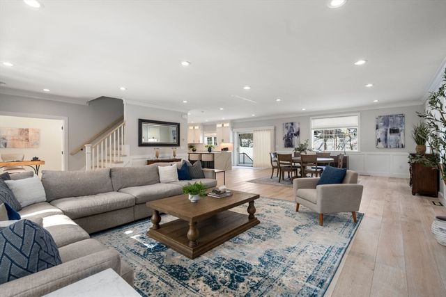 2 Lincoln Ct, Medfield, MA 02052