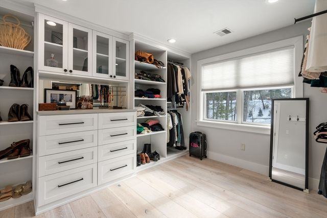 2 Lincoln Ct, Medfield, MA 02052