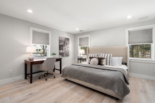 2 Lincoln Ct, Medfield, MA 02052