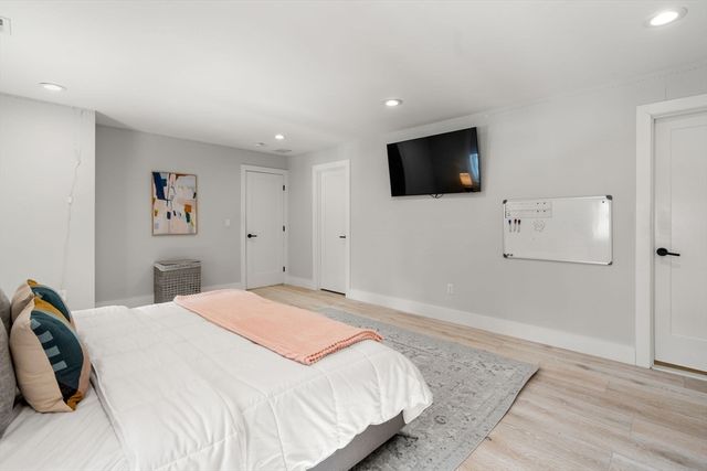 2 Lincoln Ct, Medfield, MA 02052