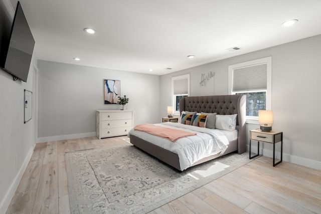 2 Lincoln Ct, Medfield, MA 02052