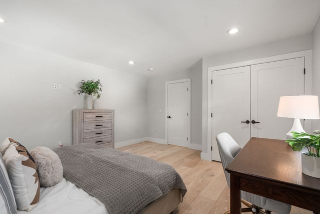 2 Lincoln Ct, Medfield, MA 02052