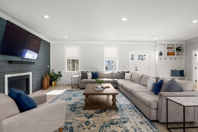 2 Lincoln Ct, Medfield, MA 02052