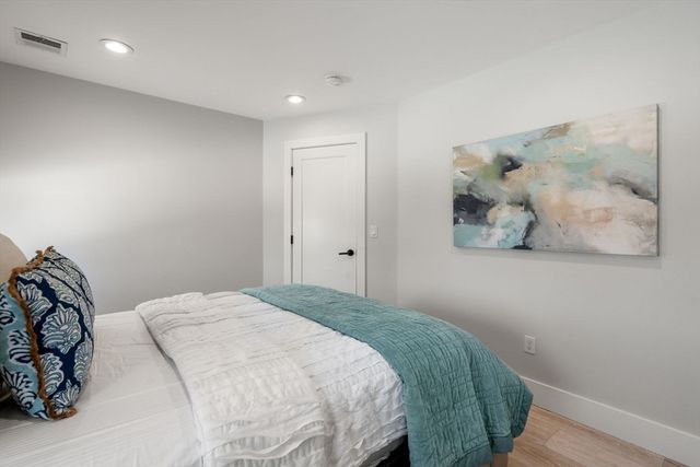 2 Lincoln Ct, Medfield, MA 02052