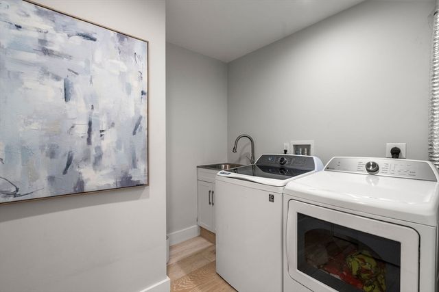 2 Lincoln Ct, Medfield, MA 02052