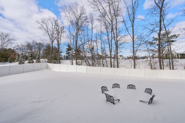 2 Lincoln Ct, Medfield, MA 02052