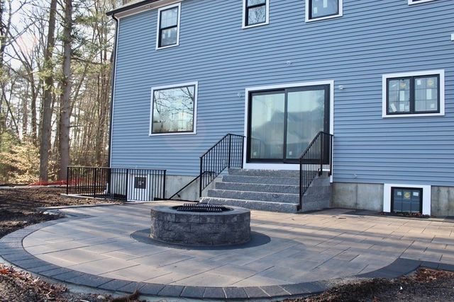 2 Lincoln Ct, Medfield, MA 02052