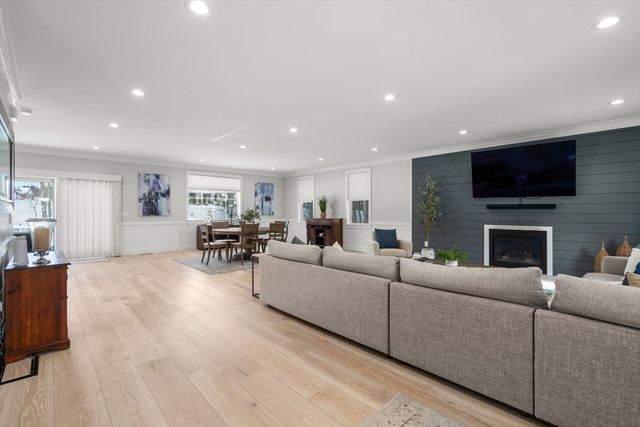 2 Lincoln Ct, Medfield, MA 02052