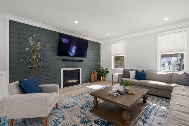 2 Lincoln Ct, Medfield, MA 02052