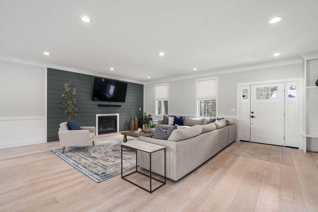 2 Lincoln Ct, Medfield, MA 02052