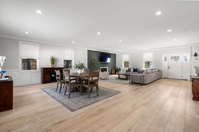 2 Lincoln Ct, Medfield, MA 02052