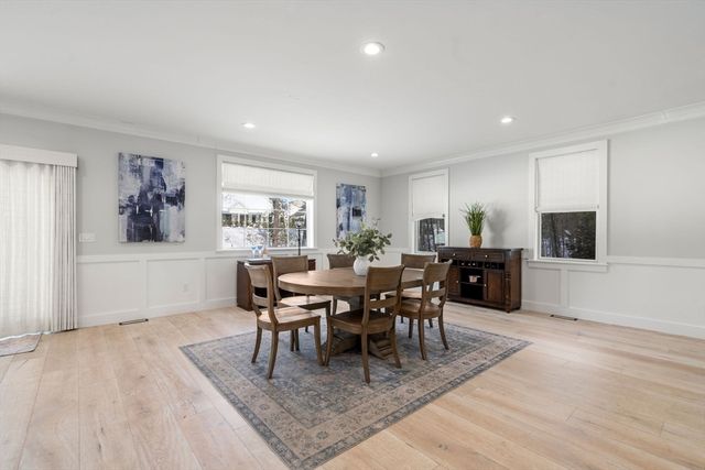 2 Lincoln Ct, Medfield, MA 02052