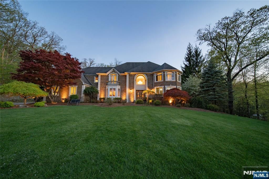 43 Walsh Drive, Mahwah, NJ 07430