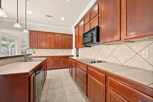 11372 Pleasant Knoll Dr, Denham Springs, LA 70726