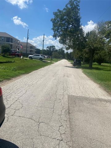 402 E Young Street, Dayton, TX 77535