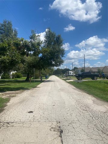 402 E Young Street, Dayton, TX 77535