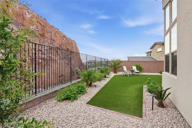 1917 Regal Bluff Drive, Henderson, NV 89052