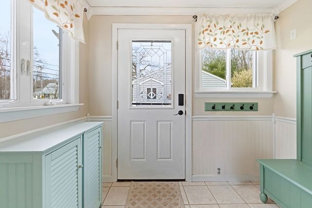 9 Chester Ave, Woburn, MA 01801