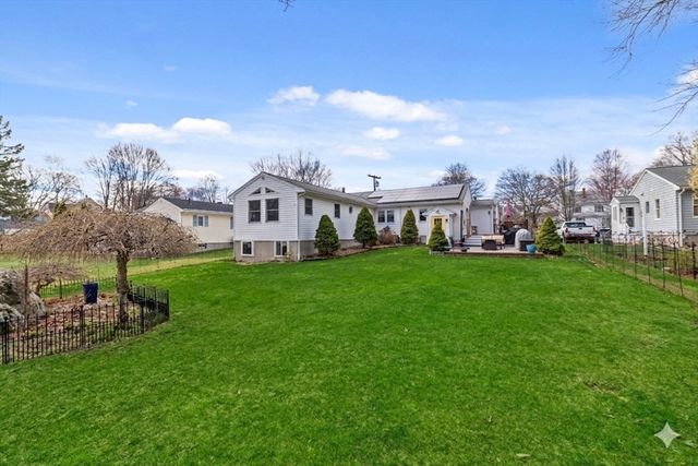 9 Chester Ave, Woburn, MA 01801