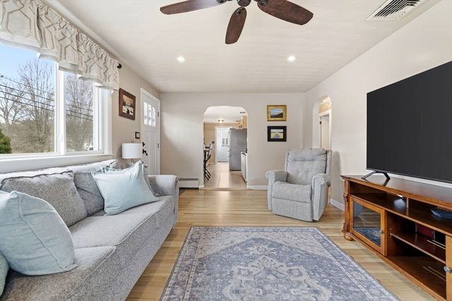 9 Chester Ave, Woburn, MA 01801