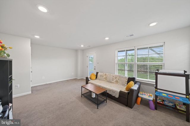 41 EXTROVERT DR, Charles Town, WV 25414