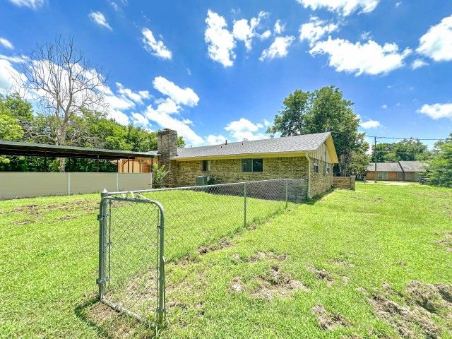 120 W Deport Street, Detroit, TX 75436