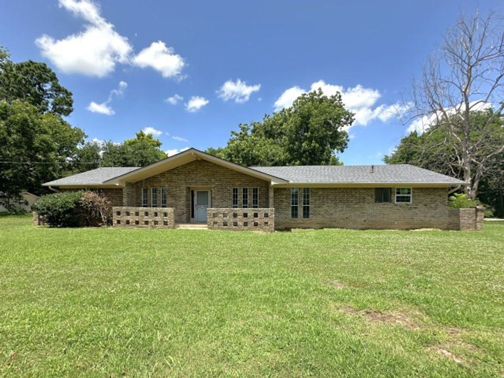 120 W Deport Street, Detroit, TX 75436