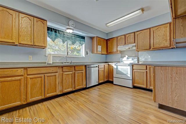 14334 Swanee Beach Drive, Fenton, MI 48430