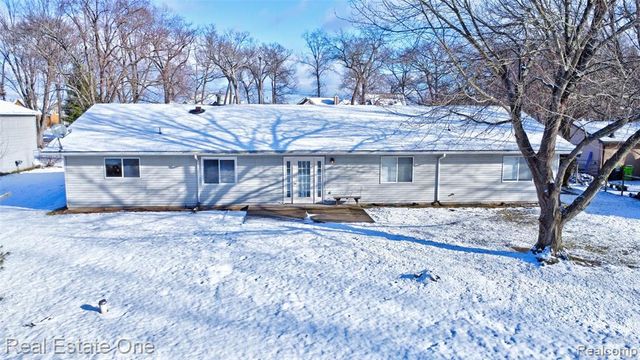 14334 Swanee Beach Drive, Fenton, MI 48430