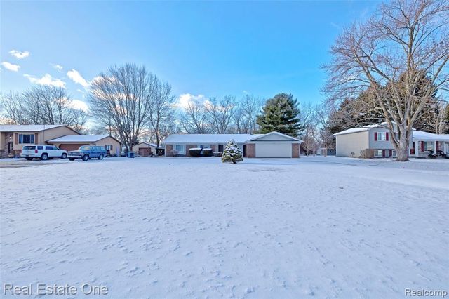 14334 Swanee Beach Drive, Fenton, MI 48430